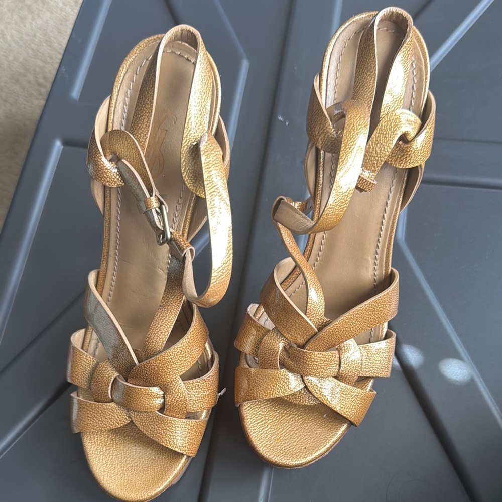 Elegant Gold Strappy Women's Sandals